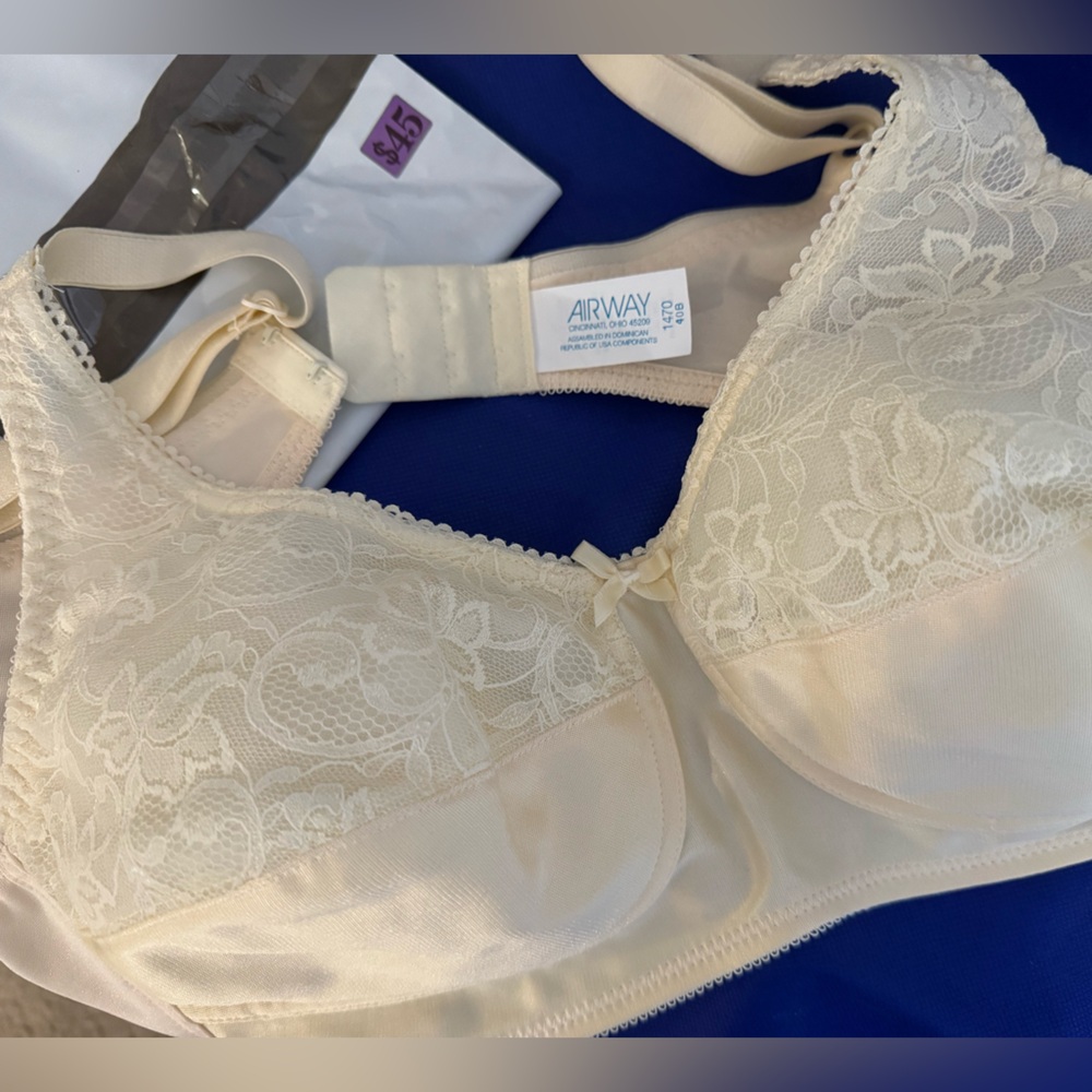 Airway pocket Cream Lace Bra - NWT   - Size 40B comes in plain plastic